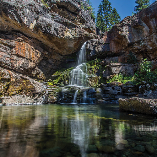Paysage rocheux avec une cascade d'eau