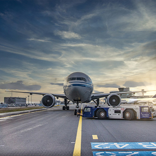 Avion sur la piste de décollage