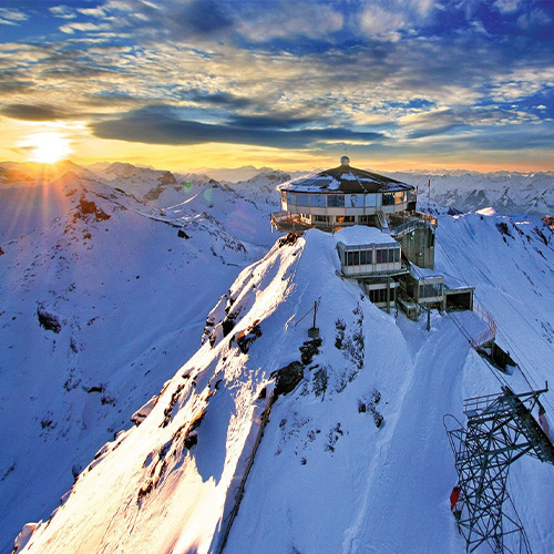 Photo dans les montagnes avec de la neige en Suisse