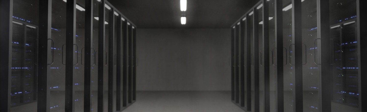 Salle avec des serveurs informatique