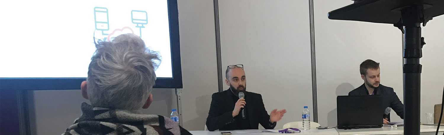 Iconographe et Commercial d'Ephoto Dam à une conférence au salon Documation