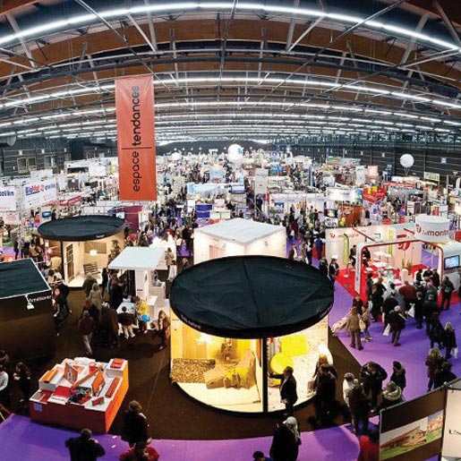 Vue panoramique en hauteur sur les stands des exposants du Salon Documation