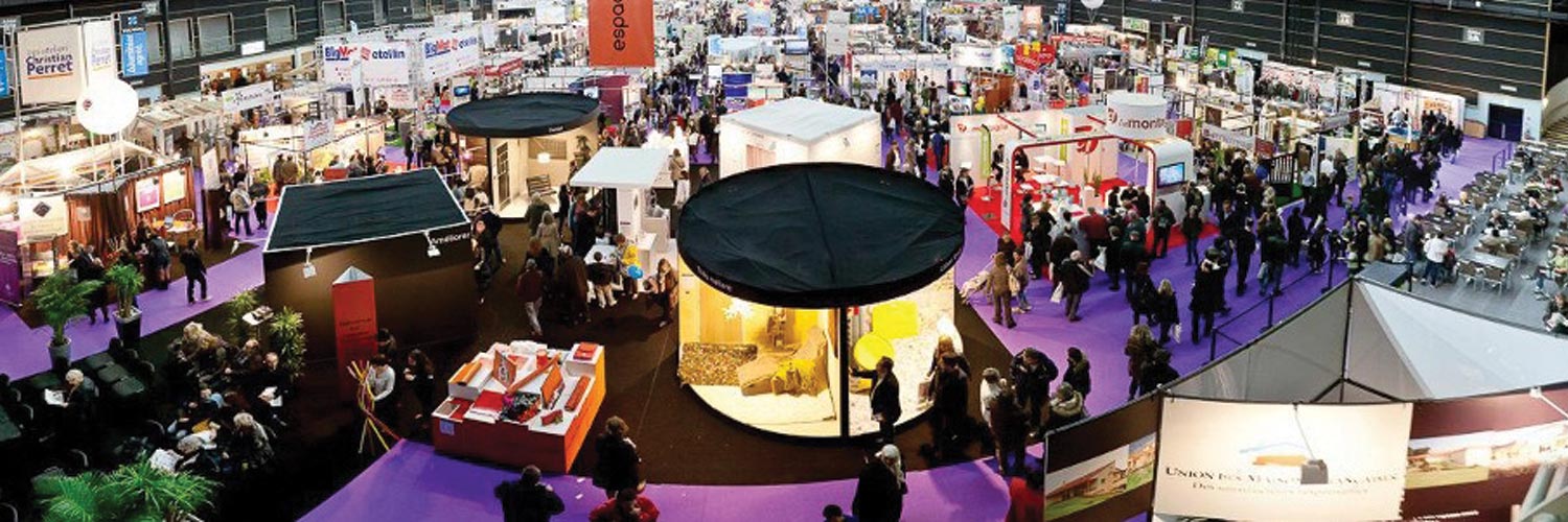 Vue panoramique en hauteur sur les stands des exposants du Salon Documation.