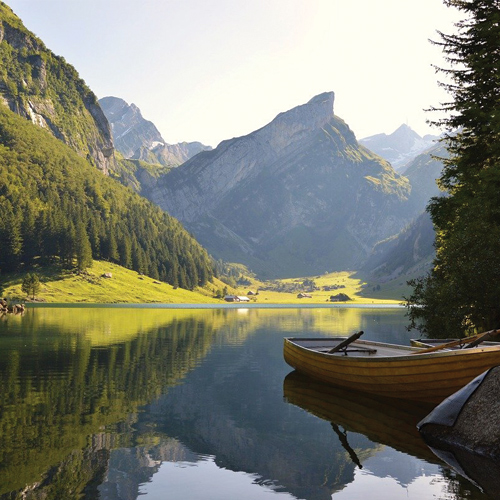 Photo d'un lac avec des montagnes et une barque sur l'eau