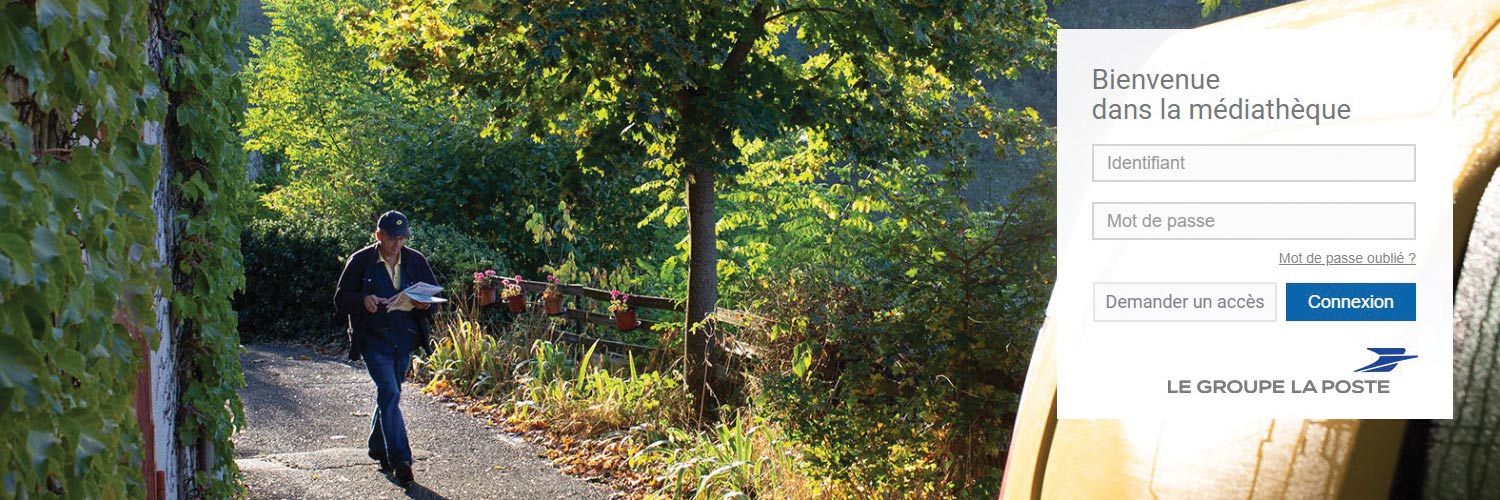 Capture d'écran de la médiathèque du Groupe de La Poste. Sur l'accueil, il y a une photo où un facteur distribue le courrier. Il se trouve dans un chemin entouré d'arbres.