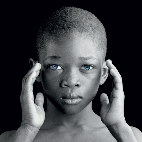 photo artistique noir et blanc d'un enfant présentant ses mains face à la caméra