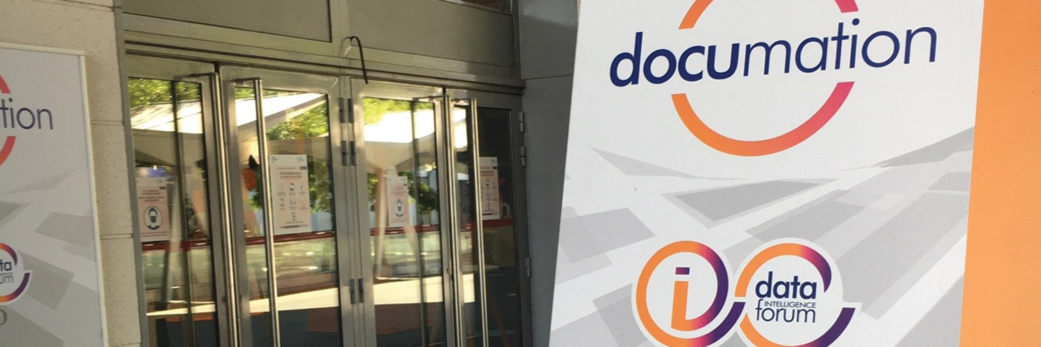 kakemono devant une porte présentant le Salon Documation. Il y a le logo du salon.