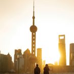 Photo prise à Shangaï pendant le couché du soleil. Nous apercevons la grande tour de Shangaï et 2 journalistes entrain de prendre des photos.