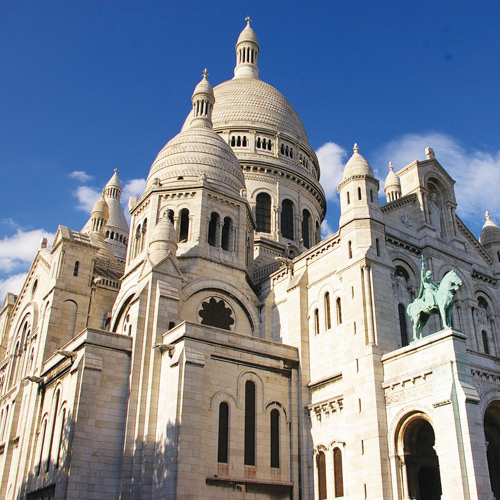 Photo de la basilique du Sacré-Coeur dans le quartier de Montmartre à Paris.