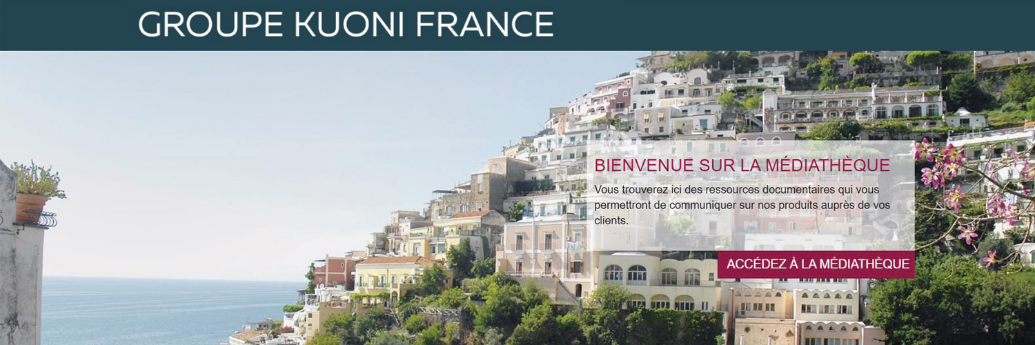 Capture d'écran de la médiathèque du Groupe Kuoni France. Sur la page d'accueil, il y a une photo d'un village en hauteur près de la mer.