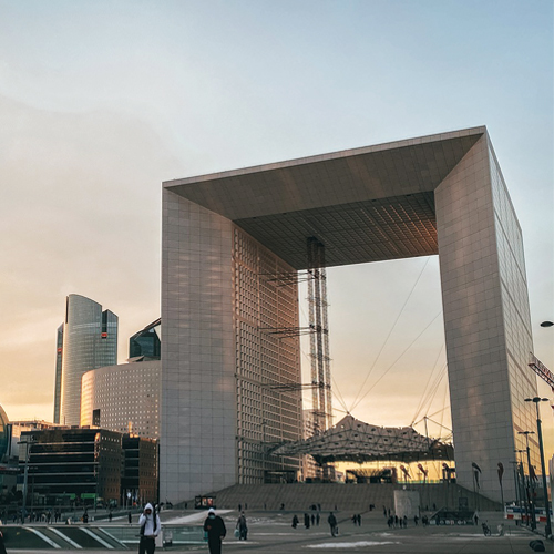 Photo d'une tour qui se trouve à la Défense dans le département des Hauts-de-Seine