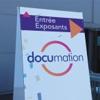 Pancarte au salon Documation avec le logo du salon