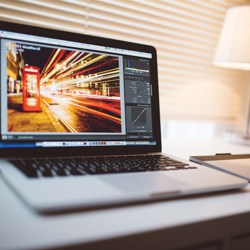 Ordinateur Mac montrant une image prise en Angleterre