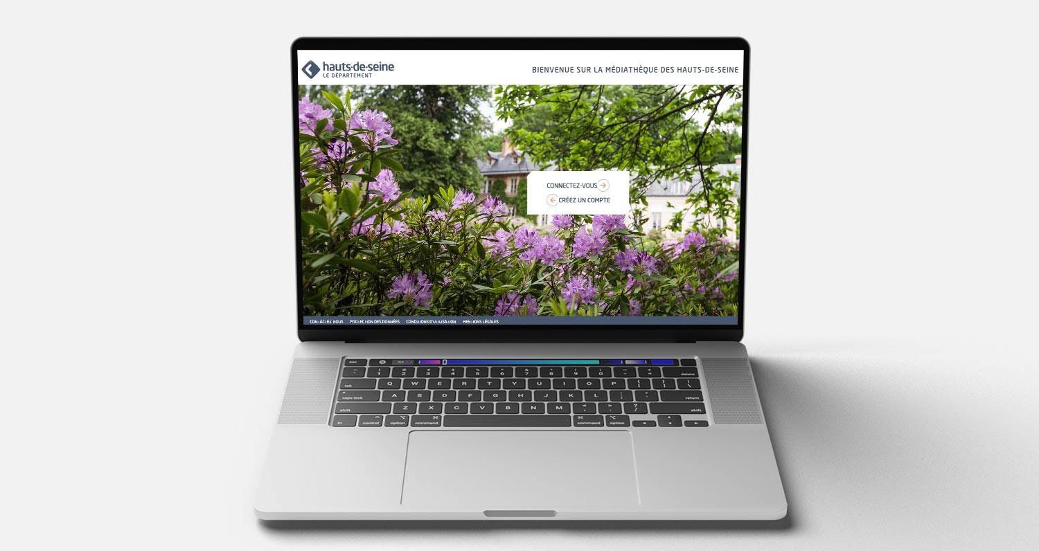 Ordinateur MAC qui montre une capture d'écran de la médiathèque du Conseil Départemental des Hauts-de-Seine