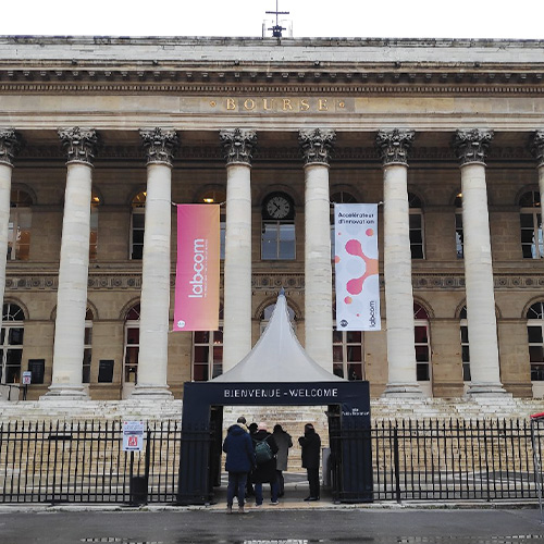 Façade de la Bourse pour l'événement 200ème LABCOM organisé par le CNRS