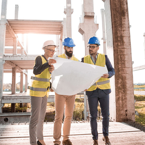 Homme et femme sur un chantier portant un casque de sécurité