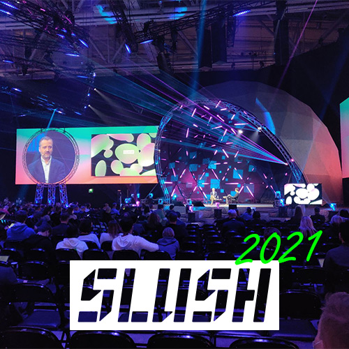 Photo au salon Slush avec leur logo
