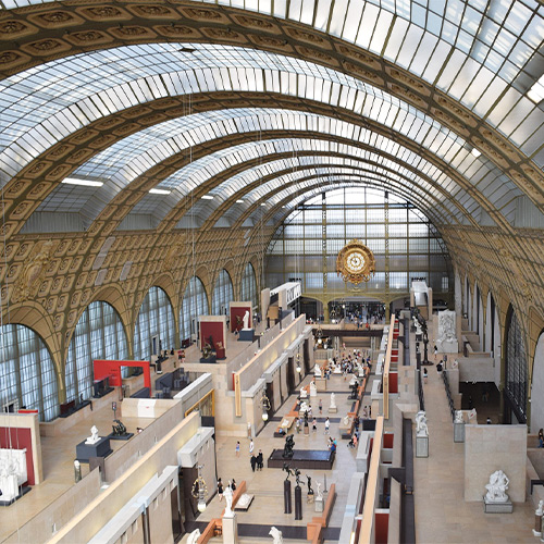 Vue aérienne de la salle principale du Musée d'Orsay à Paris