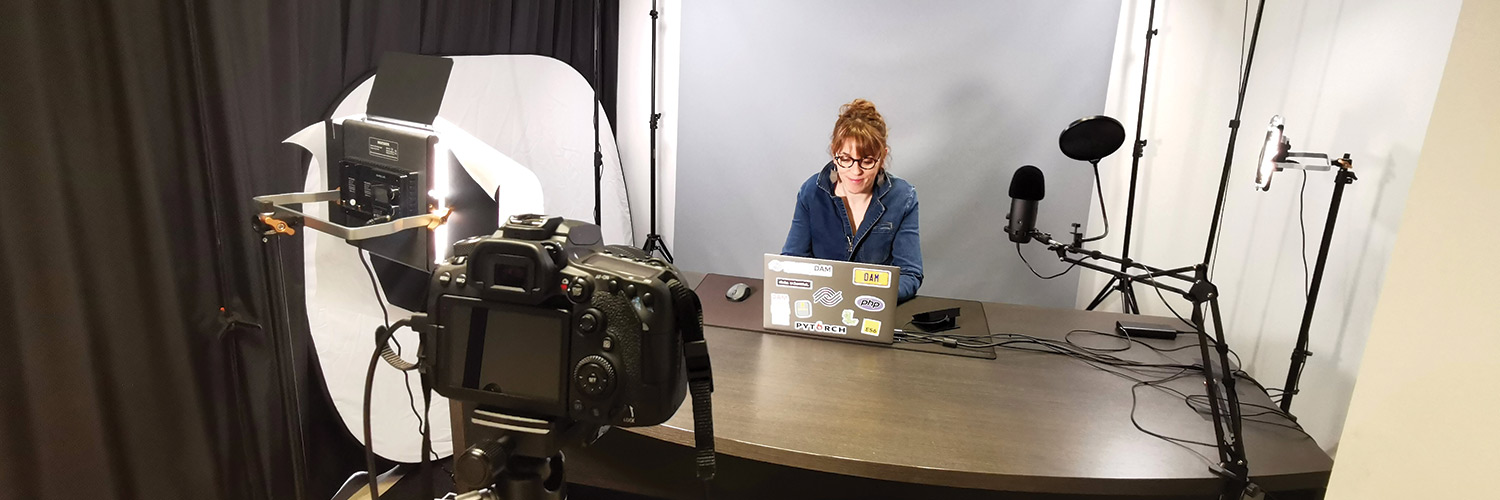 Eve Ichard dans le studio d'enregistrement pour présenter les fonctionnalités d'Ephoto Dam