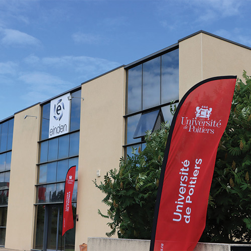 Flamme de l'Université de Poitiers devant le bâtiment d'Einden