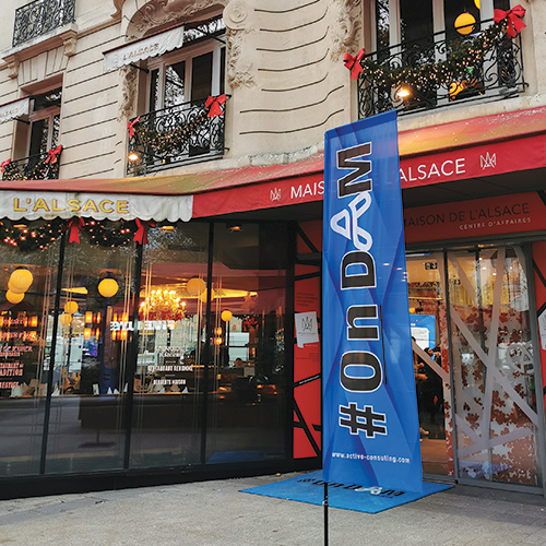 Photo prise devant le bâtiment Maison de l'Alsace à Paris et nous voyons une flamme avec le logo du cabinet de conseil Activo