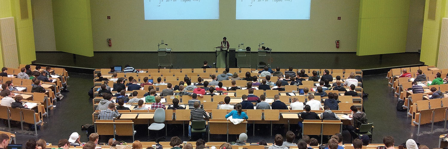 Amphithéâtre à l'université de Sciences Po avec des étudiants et un enseignant