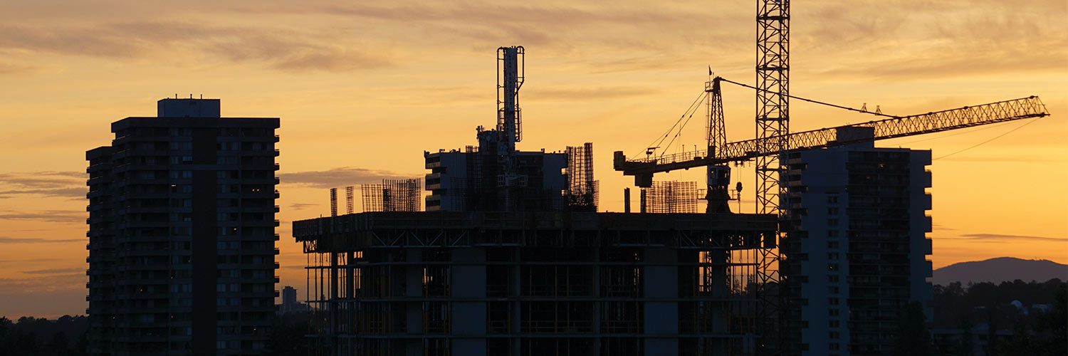 photo de grue avec un coucher de soleil