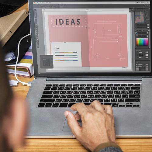 Personne travaillant sur son ordinateur en étant sur Photoshop
