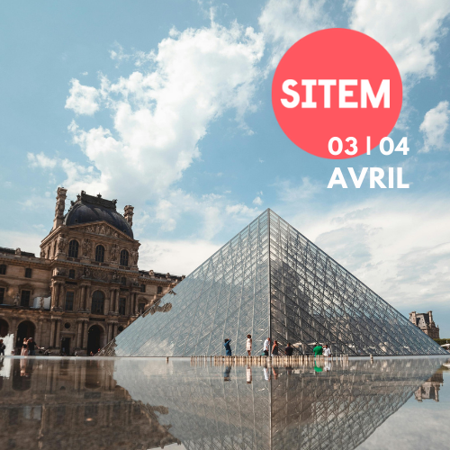 Photo prise devant la pyramide du Louvre avec le logo du SITEM et la date du salon