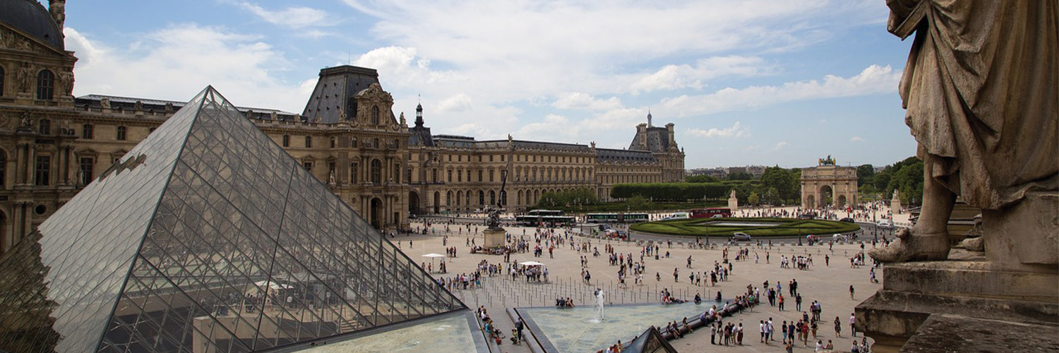 Photo prise devant le Louvre à Paris, qui montre la cours