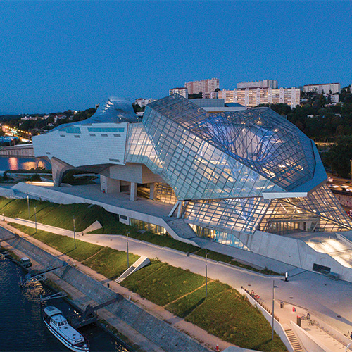 Photo prise au dessus du musée des Confluences à Paris qui montre le bâtiment du musée et le Rhône