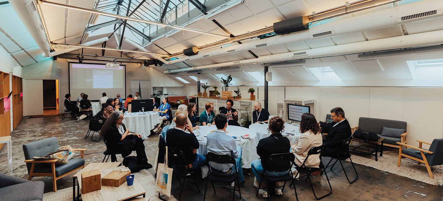 Photo prise pendant les tables rondes où les clients échangent avec les équipe d'Ephoto Dam à l'événement Ephoto Event