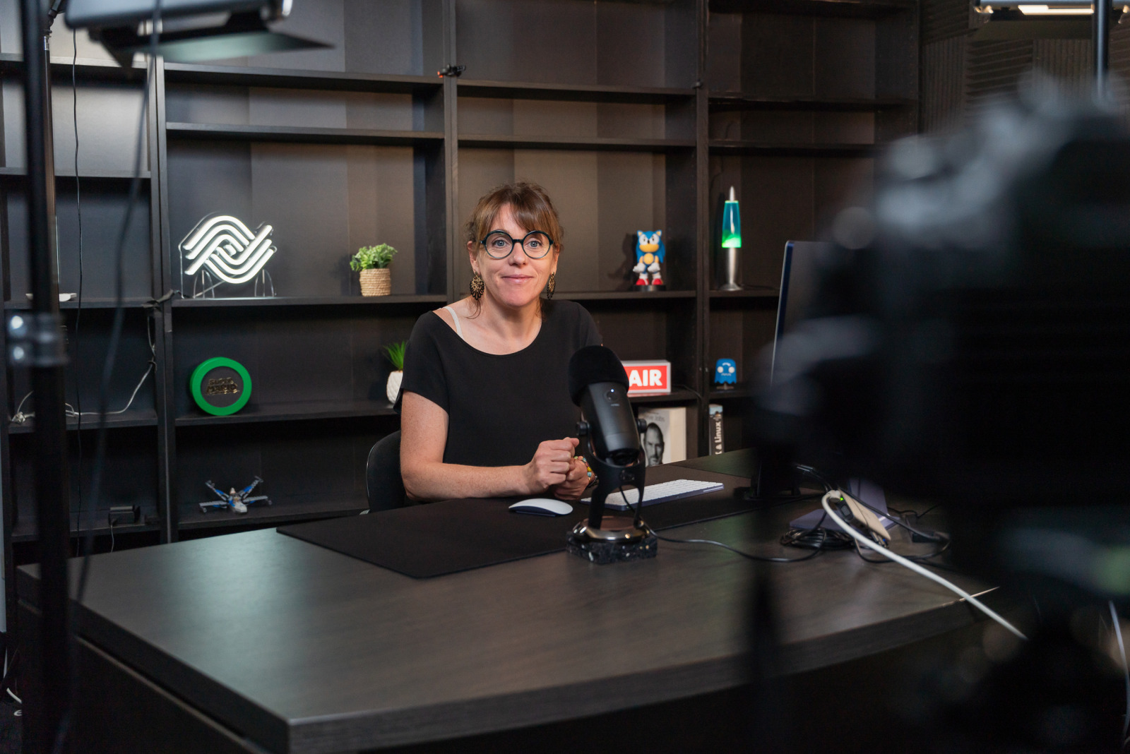 Formatrice dans le studio d'enregistrement d' Ephoto Academy face à sa caméra. Elle présente les nouvelles fonctionnalités.