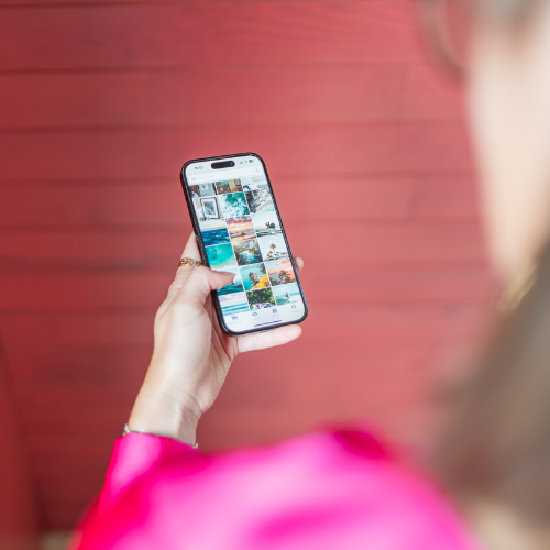 Personne regardant un téléphone portable et qui scroll pour trouver des images