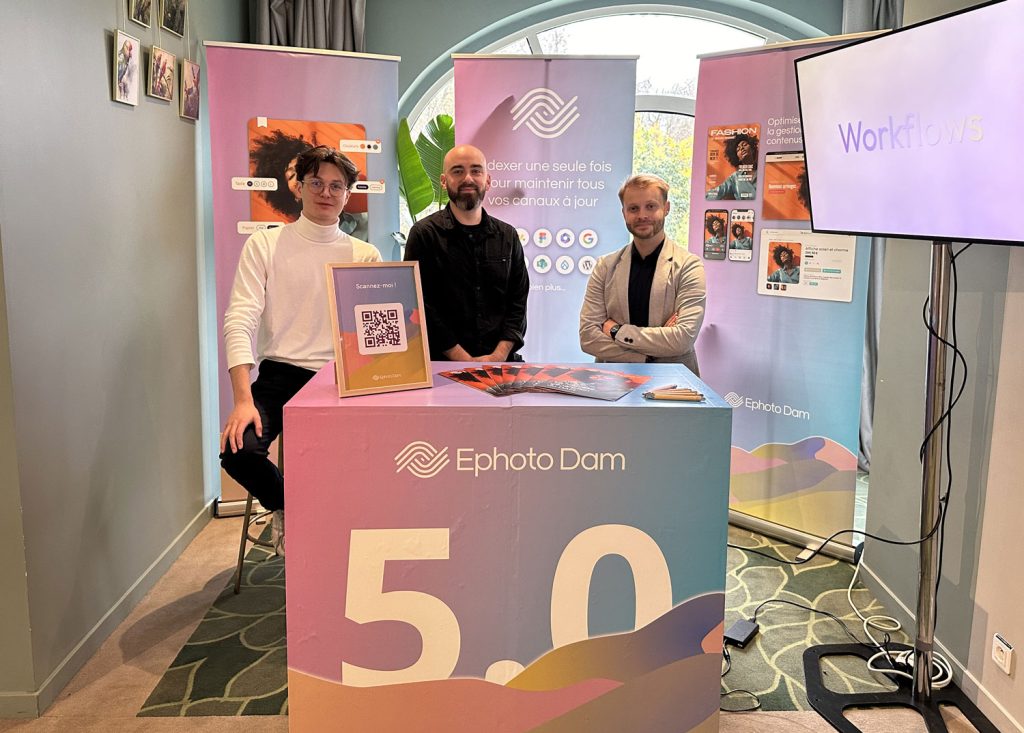Equipe Ephoto Dam au salon OnDAM Paris en 2024, sur leur stand.