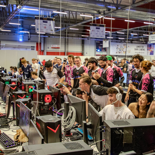Joueurs amateurs et professionnels nationaux et internationaux qui s'affrontent sur des jeux en ligne pendant la Gamers Assembly à Poitiers.