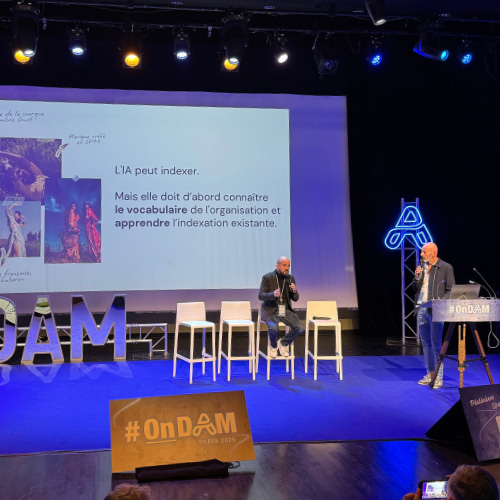 2 personnes sur une scène lors de l'évènement OnDAM 2025 pour la conférence d'Ephoto Dam