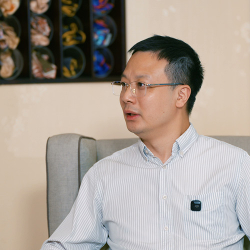Portrait de M. Zhang, directeur adjoint du Musée National de la Soie de Chine, interviewé par Ephoto Dam