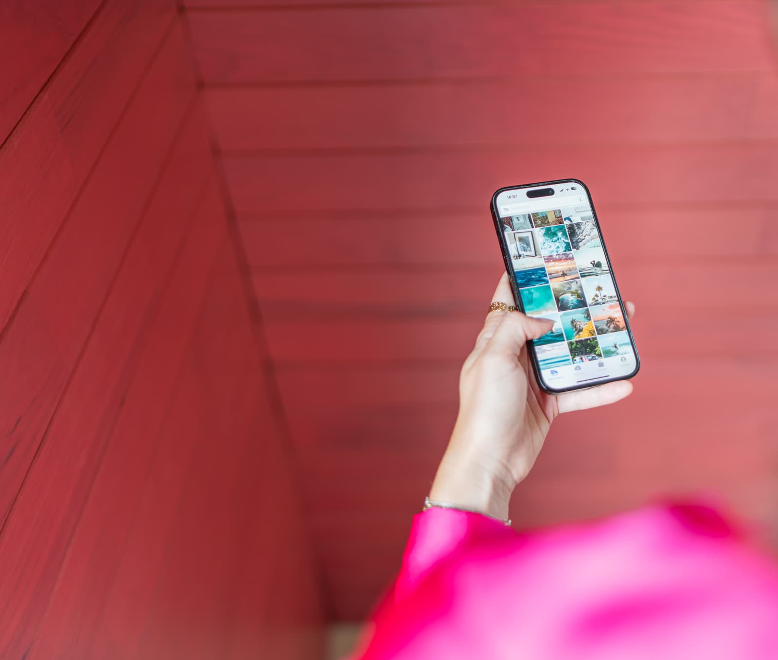 Femme qui a dans les mains un smartphone et qui est en train de regarder l'application IOS d'Ephoto Dam.