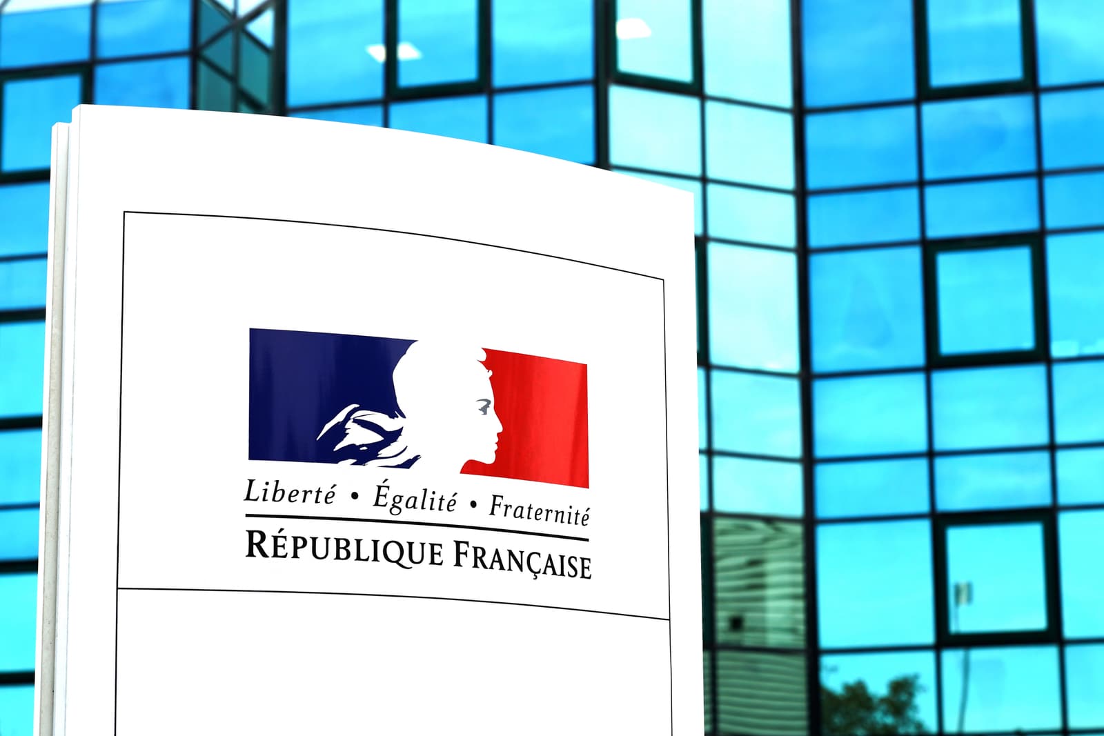 Panneau présent devant les locaux du cabinet du Premier Ministre.