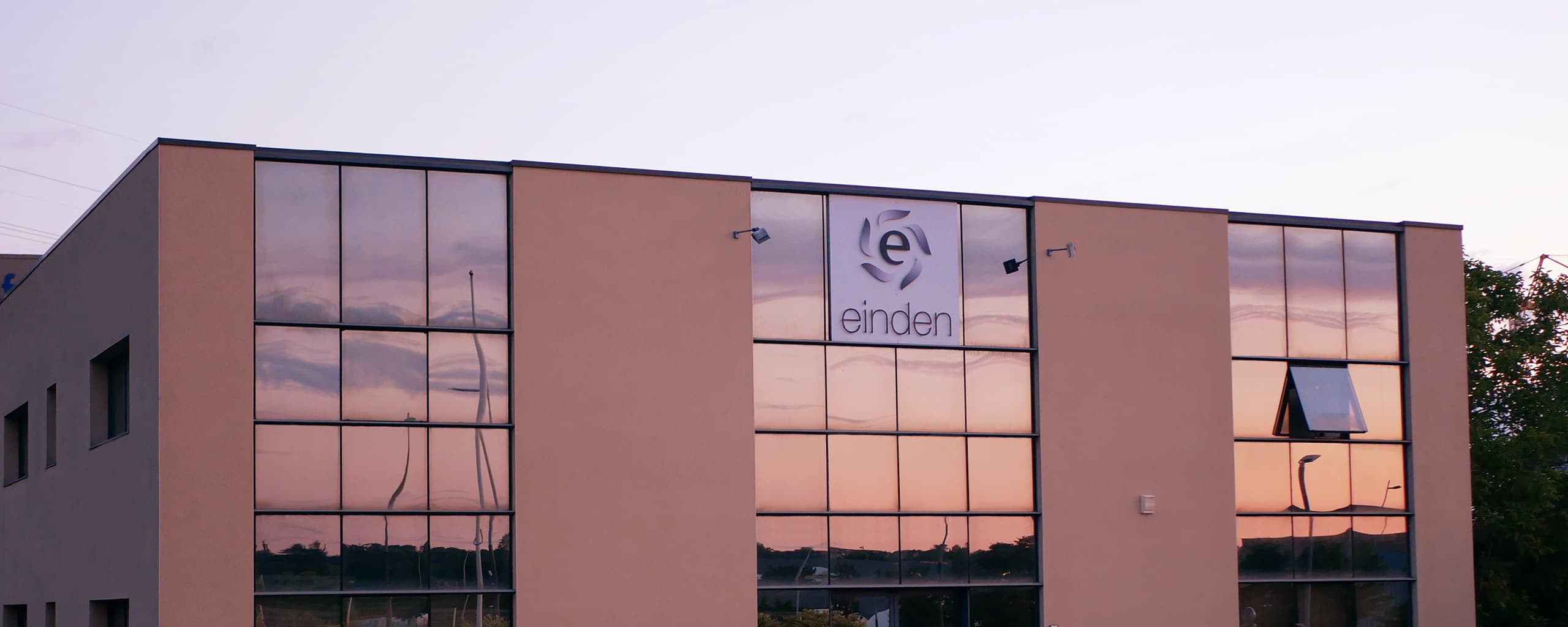 Locaux de l'entreprise Einden qui se situe à Poitiers, reflétant sur le lever du soleil.