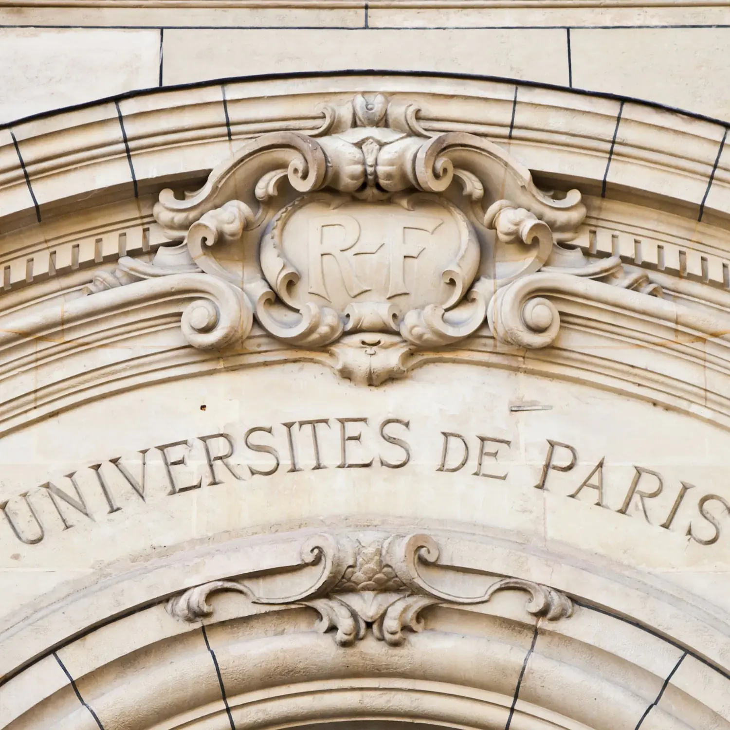 Façade d'un bâtiment en pierre avec écrit dans la pierre Université