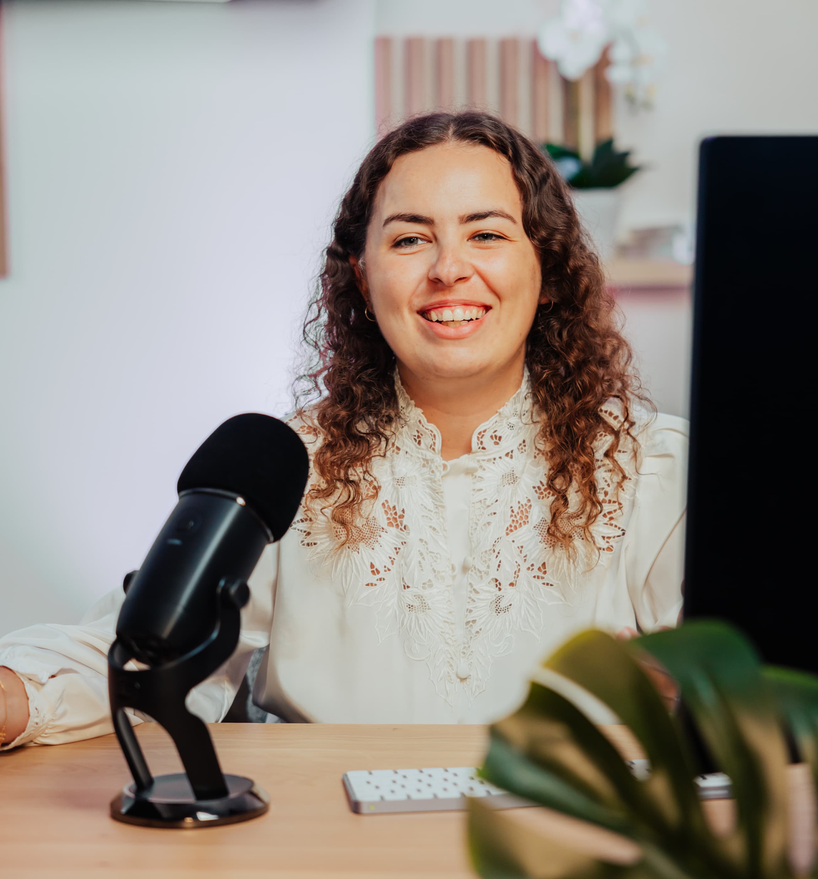 Formatrice dans un studio de tournage animant une vidéo de formation à la solution professionnelle Ephoto Dam.