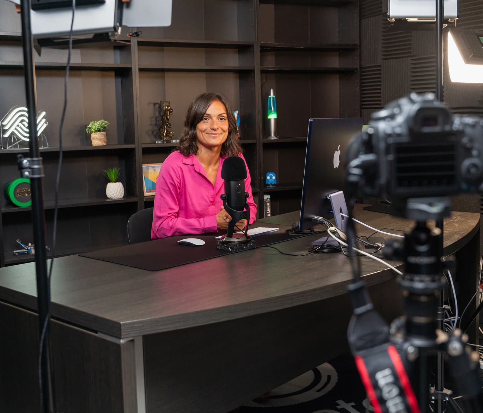 Formatrice dans un studio de tournage animant une vidéo de formation à la solution professionnelle Ephoto Dam.