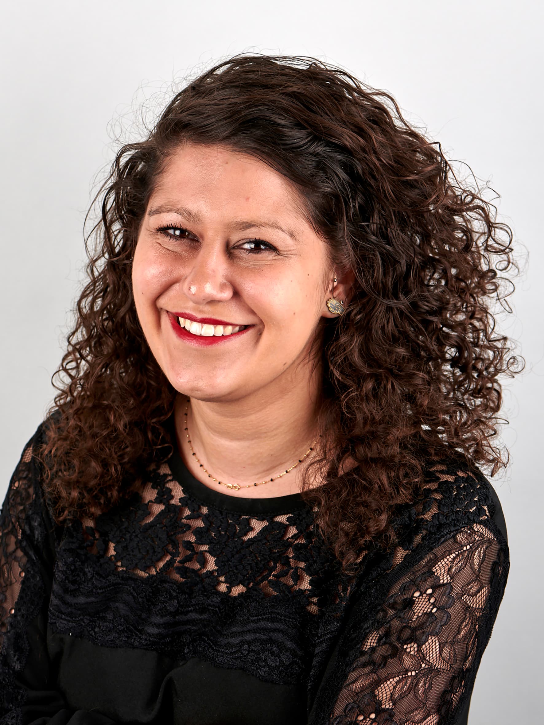 Photo portrait d'une femme aux cheveux bouclés.