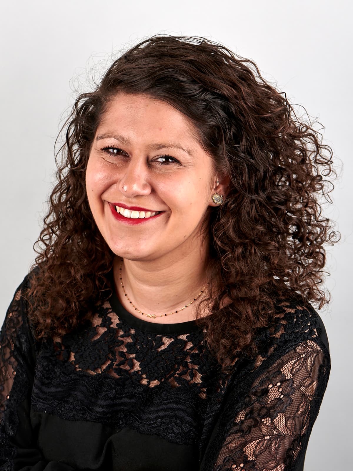 Photo portrait d'une femme aux cheveux bouclés.