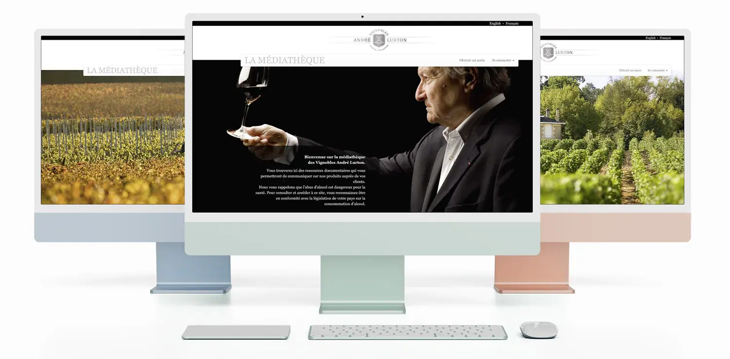 Trois ordinateurs présentant l'interface de la médiathèque de l'entreprise André Lurton.