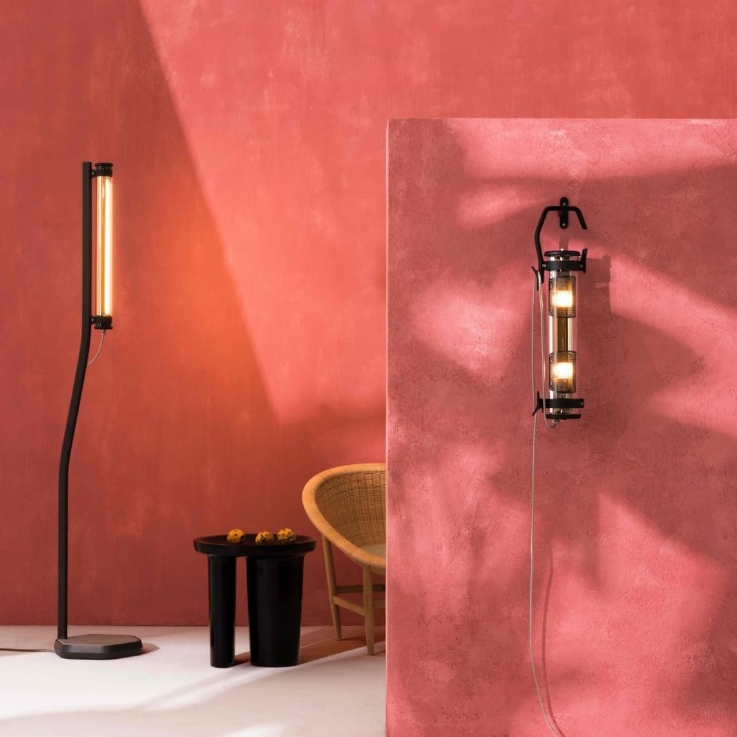 Terrasse avec un salon de jardin et des luminaires de la marque Sammode