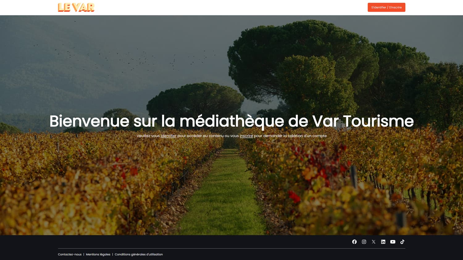 Capture d'écran de la page d'accueil de la médiathèque de Var Tourisme, montrant un paysage de vignobles aux couleurs d'automne avec des pins parasols en arrière-plan.