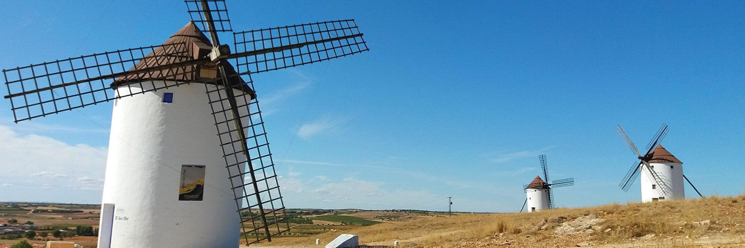 Photo de 3 moulins à vent situés dans le département de la Manche